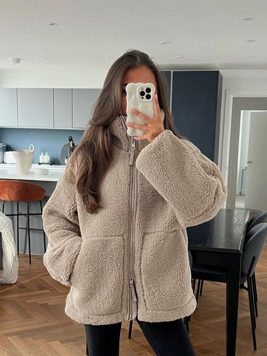 Manteau en laine d’agneau à col roulé pour femme
